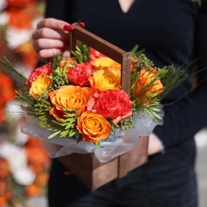 Композиция в ящике из огненных роз, диантусов и капса в Коломне