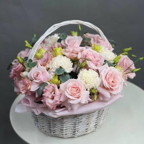 Композиция в корзине "Даяна" из французских роз, диантусов и эустом в Коломне