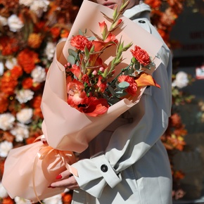 Букет "На закате дня" из гладиолусов, калл, гиперикума и диантусов в Коломне