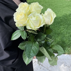 Букет из 5 белых роз (70 см) в Коломне