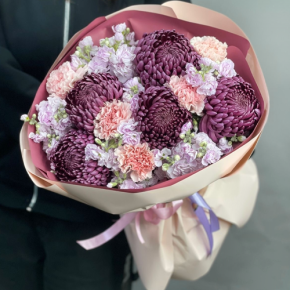 Букет "Софи" из хризантем Бигоуди, диантусов и ароматных маттиол в Коломне