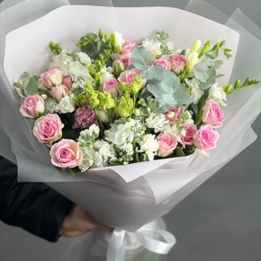 Букет "Особый случай " из ароматных маттиол, фрезий и кустовых роз в Коломне