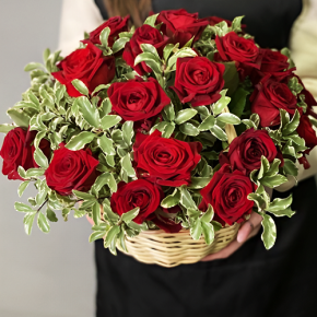 Композиция в корзине "Евгения" из 25 роз и питаспорума в Коломне