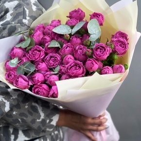 Букет "Малиновый бисквит" из кустовых и пионовидных роз и эвкалипта в Коломне