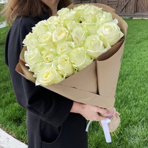 Букет из 25 белых роз в крафте (70 см) в Коломне