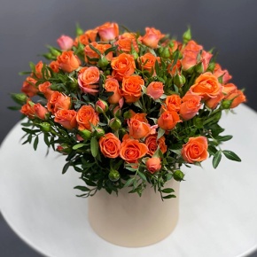 Композиция в шляпной коробке из оранжевых кустовых роз в Коломне