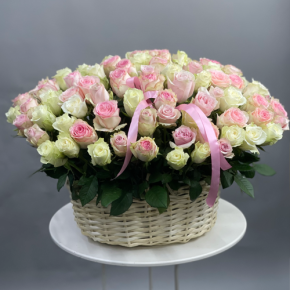 Композиция в корзине из 101 кенийской розы пастельный микс (40 см) в Коломне