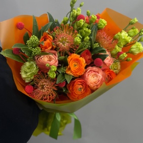 Букет "Караван" из ранункулюсов,скиммии, лейко, роз Эквадор Кахала и эустом в Коломне
