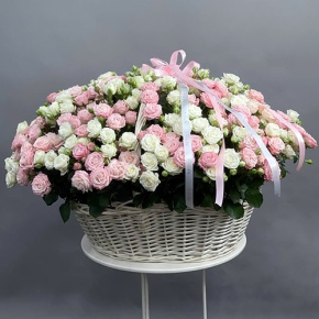 Композиция в корзине из 101 кустовой пионовидной розы в Коломне