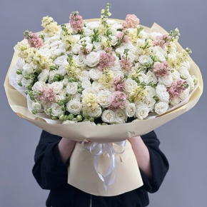 Букет "Императрица" из кустовых роз и ароматных маттиол в Коломне