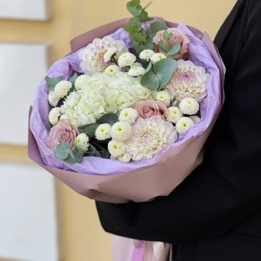 Букет "Динь" из георгин, хризантем сантини, эвкалипта, роз и гортензии в Коломне