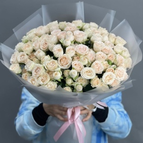 Букет из 35 кремовых кустовых роз (50 см) в Коломне