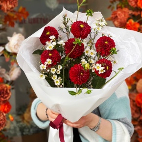 Букет "Марс" из георгин и хамелациума в Коломне