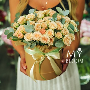 Композиция в шляпной коробке из кремовых кустовых роз в Коломне