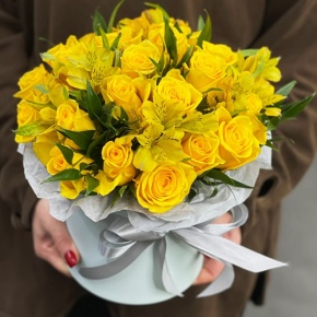 Композиция в шляпной коробке "Розиль" из альстромерий и роз в Коломне