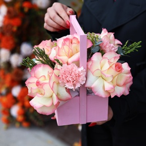 Композиция в ящике из французских роз и диантусов в Коломне