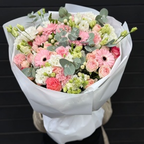 Букет "Ромео" из роз, эвкалипта, гербер, ароматных фрезий, озатамнуса, эустом и диантусов в Коломне