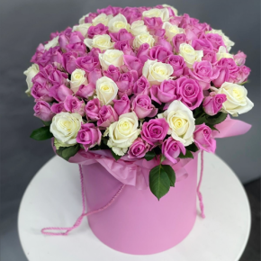 Композиция в шляпной коробке из 151 розы кения микс в Коломне