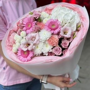 Букет "Розовые облака" из хризантемы, кустовых роз, диантусов, гортензии и эустом в Коломне