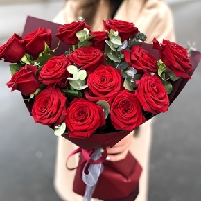 Букет 15 красных роз с эвкалиптом (50 см) в Коломне