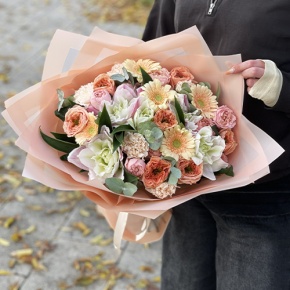 Букет "Лиссабон" из пионовидных роз, поновидных лилий и гербер  в Коломне