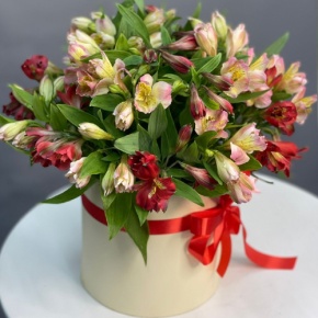 Композиция в шляпной коробке из 21 альстромерии в Коломне