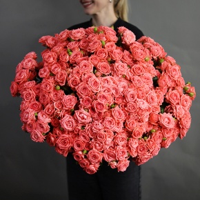 Букет из 39 коралловых кустовых роз (80 см) в Коломне