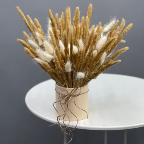 Композиция в шляпной коробке из колосков и лагуруса в Коломне