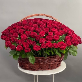 Композиция в корзине из 151 красной розы в Коломне