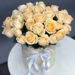 Композиция в шляпной коробке из 35 кремовых кенийских роз в Коломне