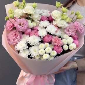Букет "Задыхаюсь от нежности" из хризантемы, кустовых пионовидных роз, диантусов и эустом в Коломне