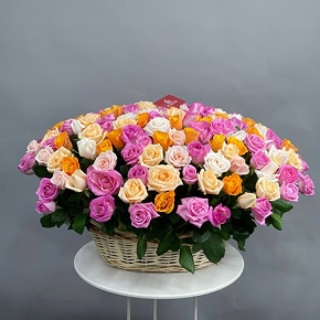 Композиция в корзине из 151 розы микс в Коломне