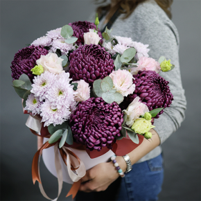 Композиция в шляпной коробке "Наденька" из хризантем Бигоуди, эустом и эвкалипта в Коломне