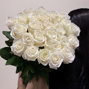 Монобукет из 25 белоснежных роз Эквадор Плая Бланка (60 см) в Коломне