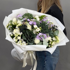 Букет "Ночное рандеву" из брассики, ягод вибирнума, роз, эустом, ароматных маттиол и гиперикума в Коломне