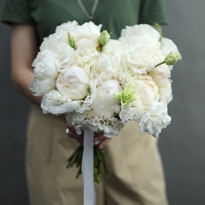 Свадебный букет из пионов и эустом в Коломне