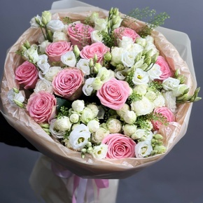 Букет "Пудровая мечта" из роз и эустом в Коломне