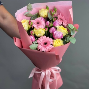 Букет "Беверли-Хиллз" из гербер, роз Баттеркап и эвкалипта в Коломне