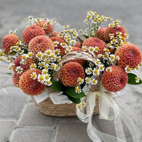 Композиция в сумке "Персиковый чиз" из георгин и ромашек в Коломне