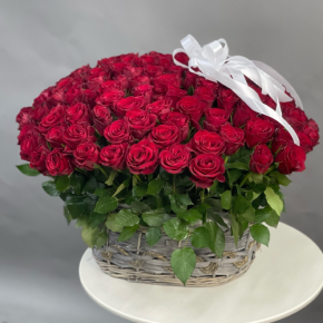 Композиция в корзине из 101 красной розы в Коломне
