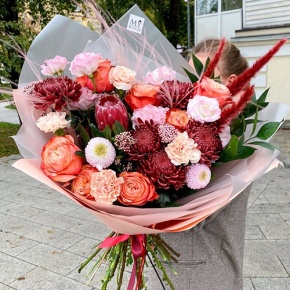 Букет "Каркаде" из хризантем Бигоуди и Момоко, роз Эквадор Кахала, озатамнуса,  эустом, протеи, и диантусов в Коломне