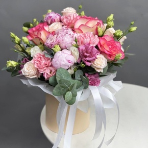 Композиция в шляпной коробке "Изабэль" из роз, пионов, диантусов и эустом в Коломне