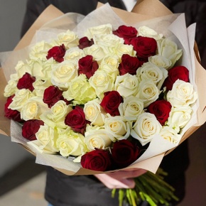 Букет 51 белая и красная роза (50 см) в Коломне