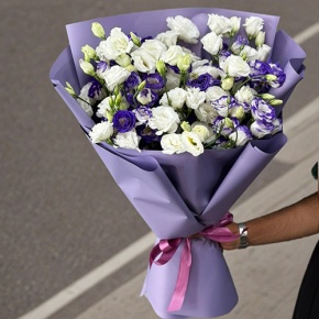 Букет из фиолетовых и белых эустом в Коломне