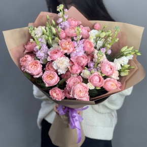 Букет "Лиана" из ароматных маттиол, пионовидных кустовых роз Джульетта, эустом и диантусов в Коломне