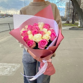 Букет из 25 розовых и белых роз (50 см) в Коломне