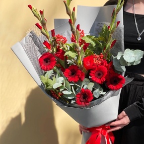 Букет "Счастливый день" из гладиолусов, калины и гербер в Коломне