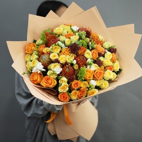 Букет "Осенние грёзы" из лейко, роз, фрезий, скиммии, молюцеллы и лейко в Коломне