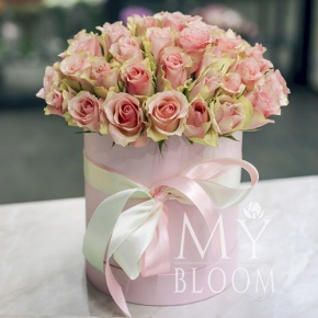 Композиция в шляпной коробке из 51 кенийской розы в Коломне