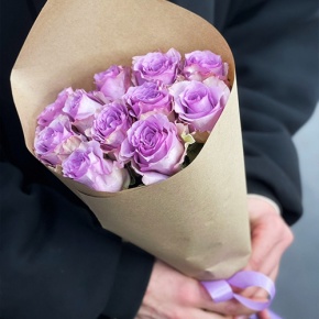 Букет из 11 лиловых роз в крафте (40 см) в Коломне